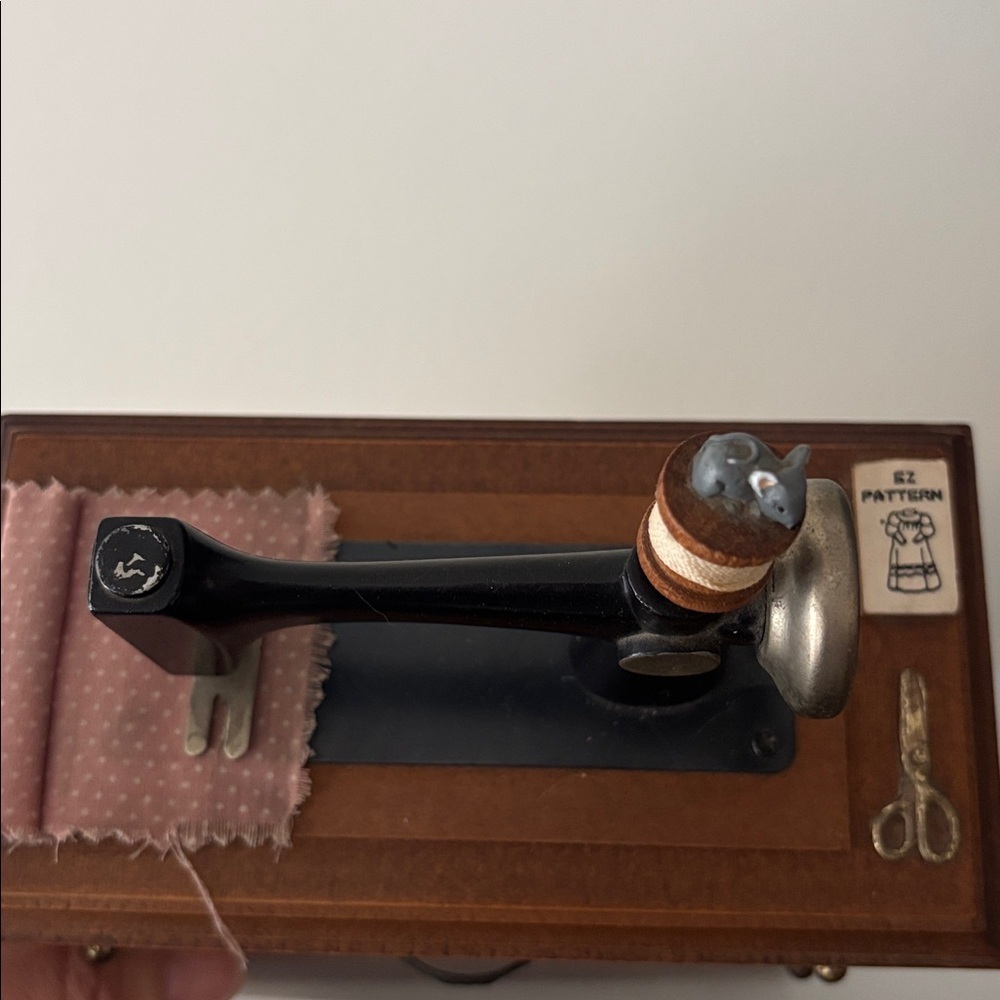 Vintage Sewing Machine Music Box - Picture 3 of 4